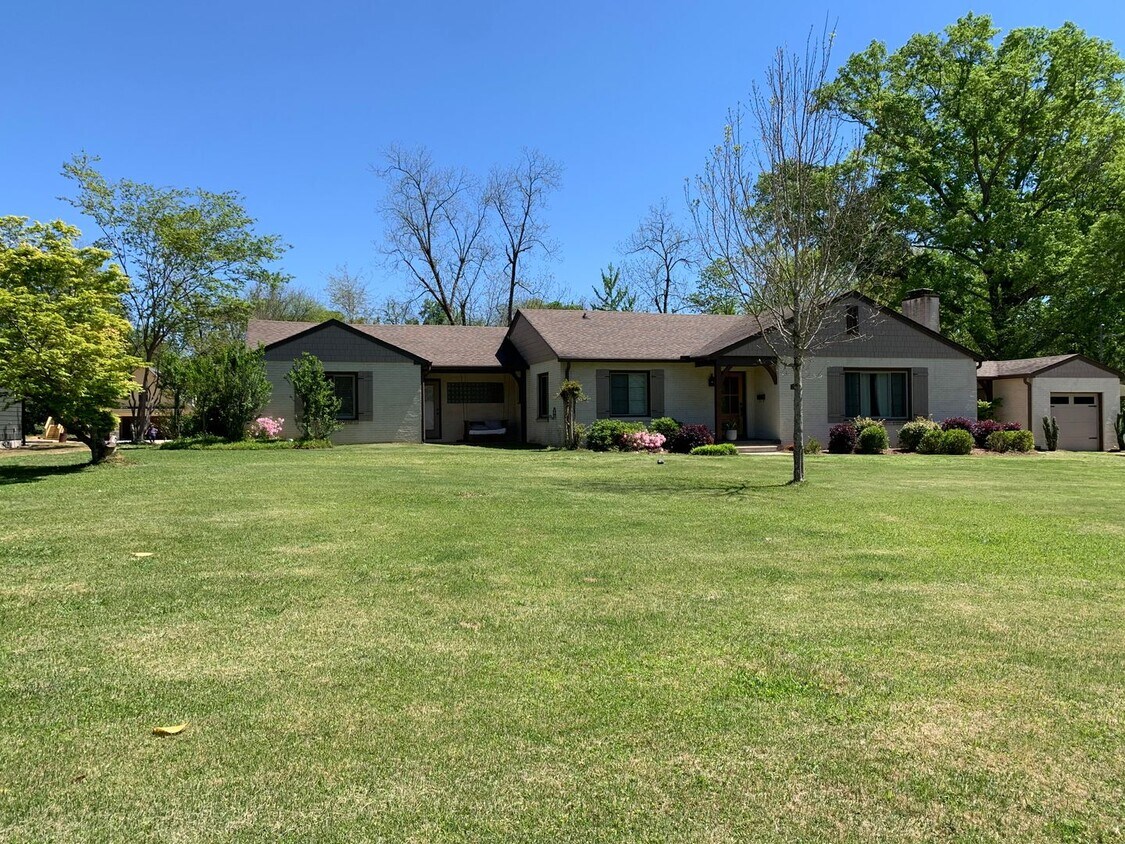 Primary Photo - Gorgeous and updated home in Heart of Auburn