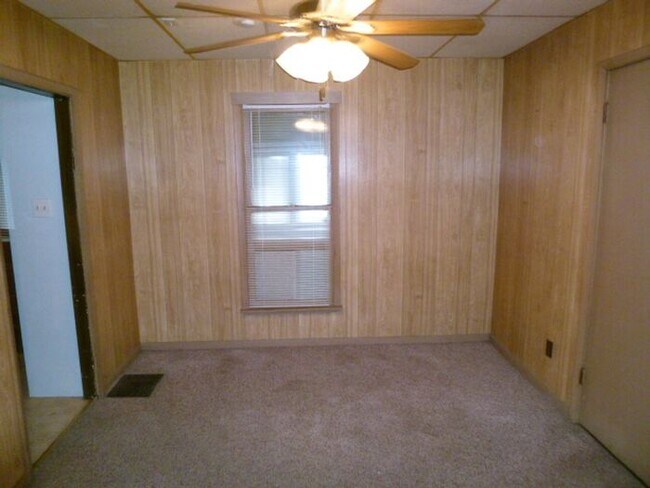 Building Photo - 1 Bedroom House with Large Detached Garage