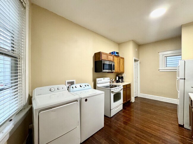 Building Photo - 4 Bed/2 bath UC Rental On Victor + Parking...