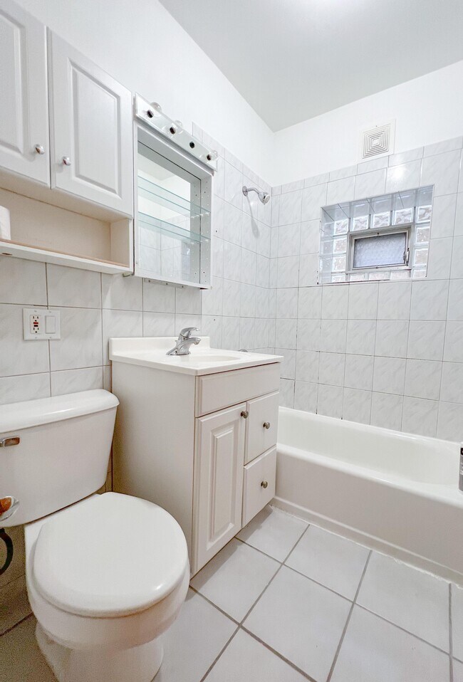 Baño - 6042 W Miami Ave