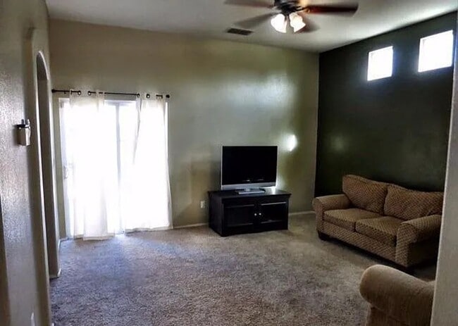 Building Photo - Your Next Home in One of Roseville’s Most Desired Neighborhoods!