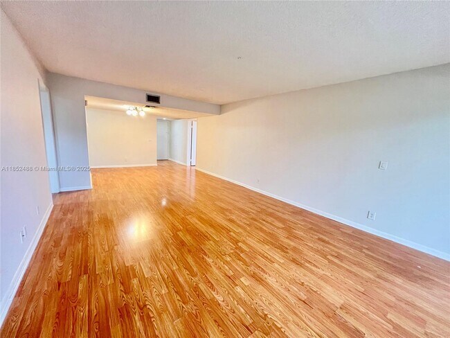 Foto del edificio - 491 Racquet Club Rd