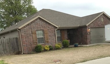 Building Photo - 709 Olivia Ln