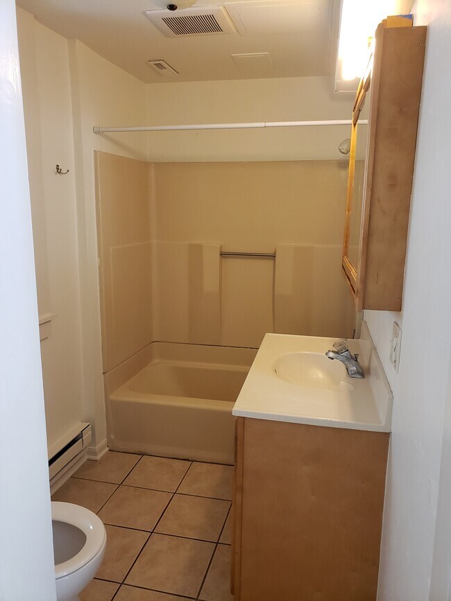 bathroom - 2517 N Pierce St