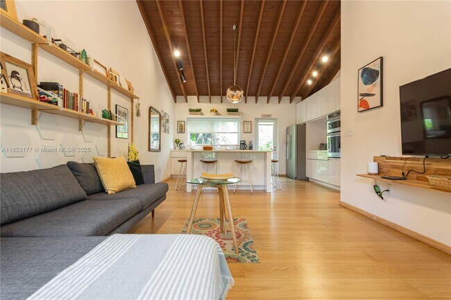 Foto del edificio - 521 NE 68th St