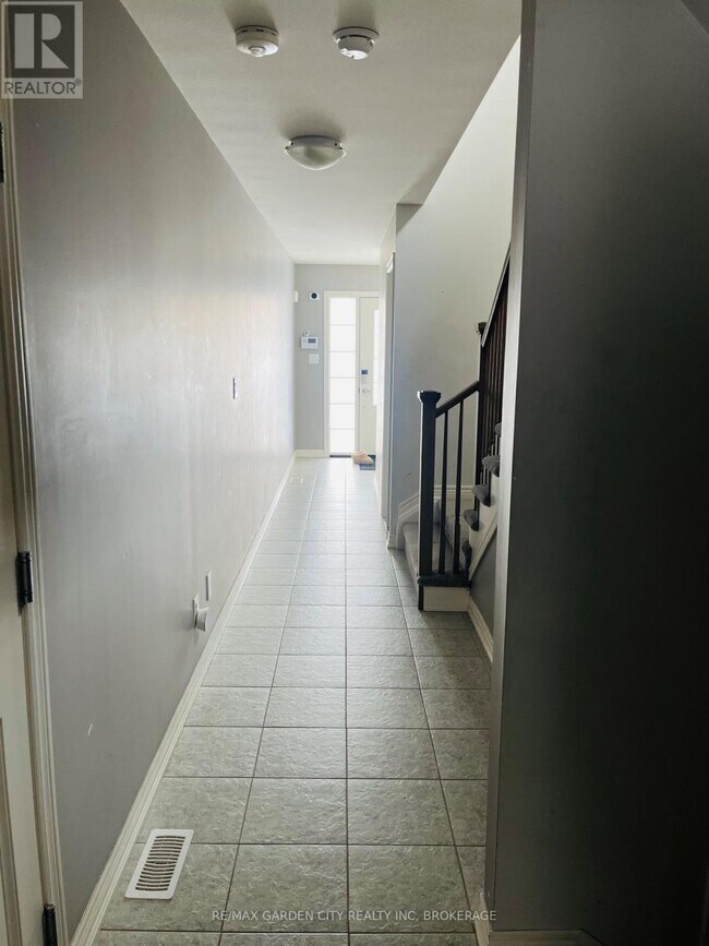 Building Photo - 79 Heron St