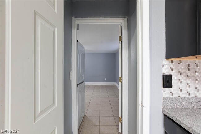Foto del edificio - 6445 Peachwood Rd