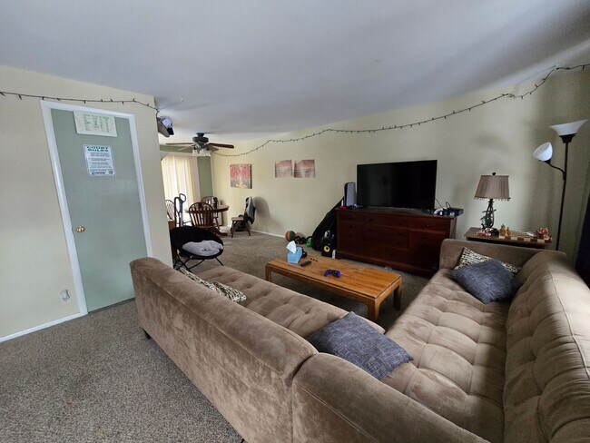 Foto del edificio - Preleasing Spacious 5-Bedroom Home with Finished Basement, Large Backyard & Attached Garage