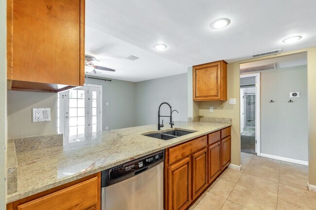 Foto del edificio - 5-Bedroom Tempe Home with Private Pool, Guest House & Garage Near ASU