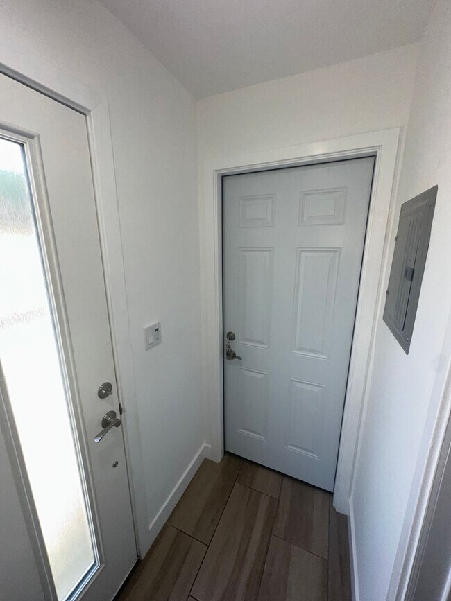 Foto del edificio - Spacious & Modern Tri-Level Townhome | 3 B...