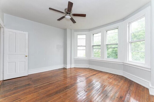 Foto del edificio - 441 E Walnut Ln