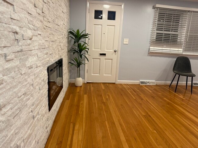 Building Photo - 7 Champlain Rd