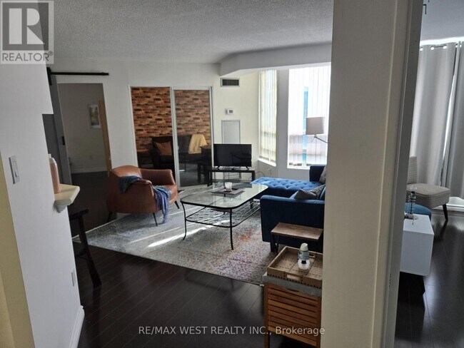 Building Photo - 50-450 Kingsbridge Garden Cir