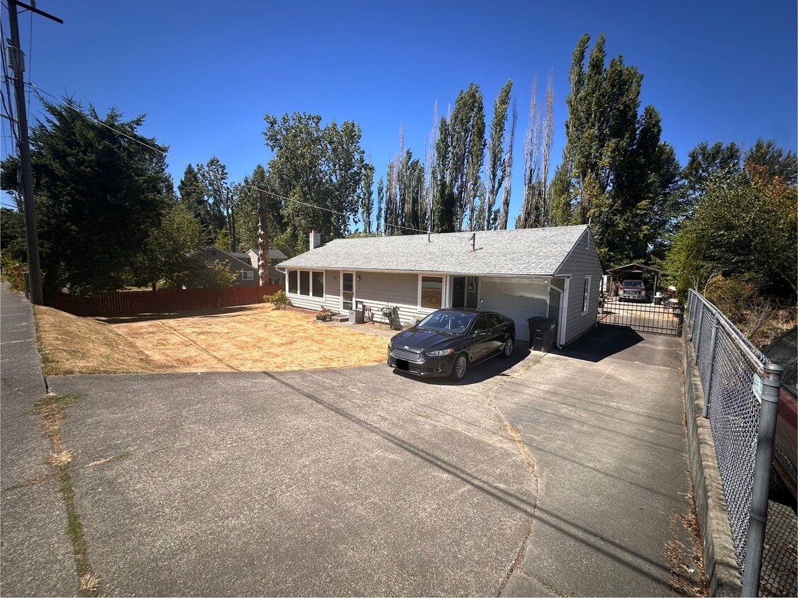 Primary Photo - Cozy & Convenient 2-Bedroom Home with Larg...