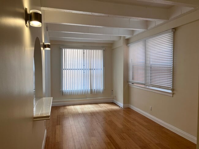 Building Photo - 3005 Main St