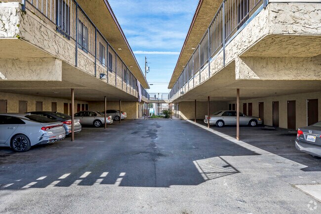 Área de estacionamiento - Ramirez Court Apartments