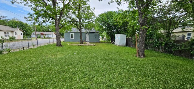 Building Photo - 2 Bedroom, 1 Bathroom Home on a Corner Lot...