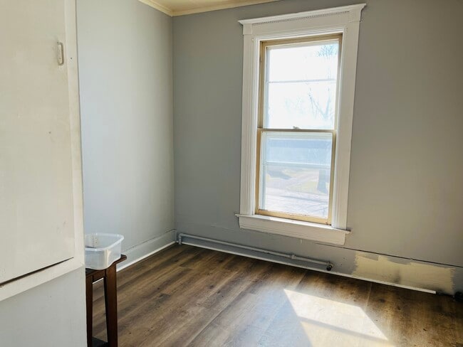 Bed room - 527 S Oak Ave