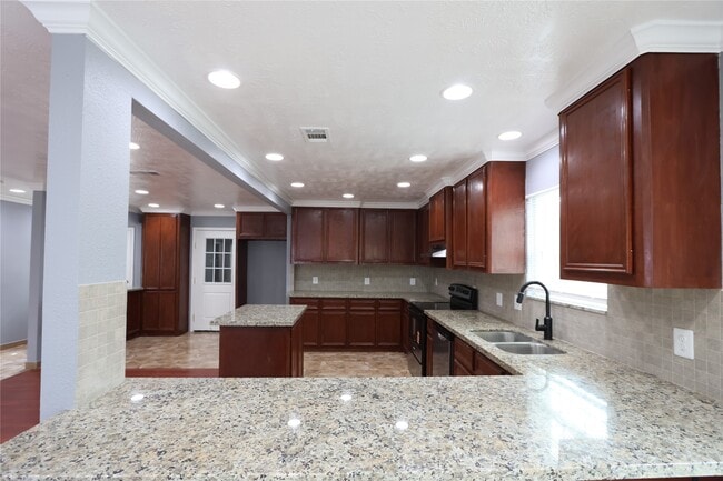 Building Photo - 6915 La Violetta Dr