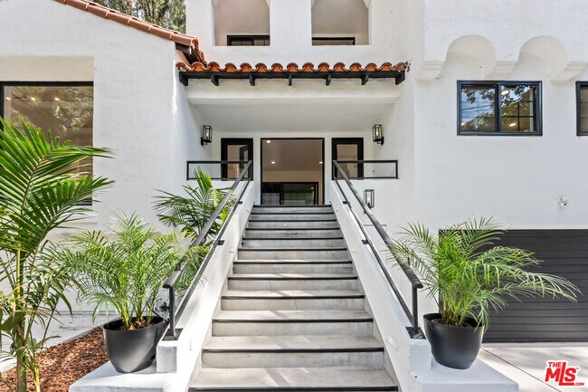 Foto del edificio - 1800 Benedict Canyon Drive