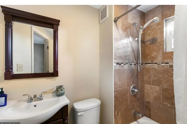 Building Photo - 107 N Port St