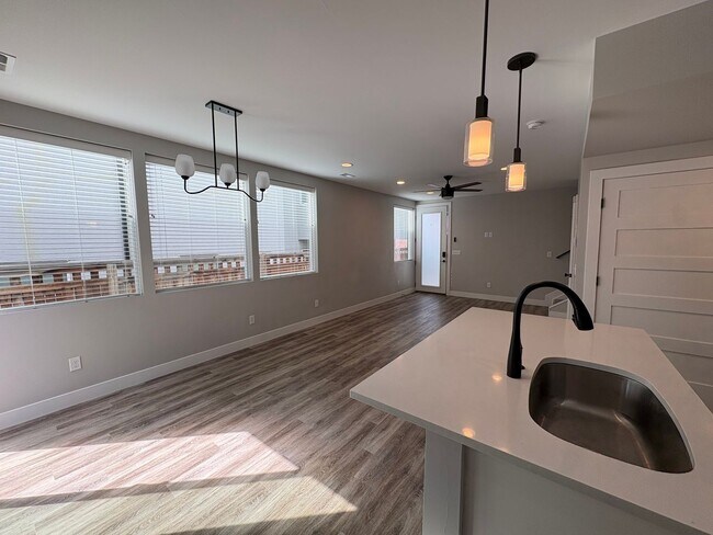 Foto del edificio - Modern 2 Bed + Flex Townhome with Rooftop Deck Near Paco Sanchez Park & Light Rail