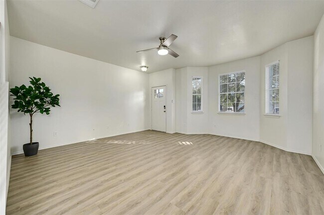 Foto del edificio - 2642 Summerwalk Pl