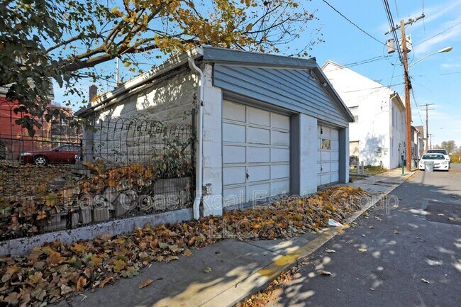 Building Photo - 200 W Martin St