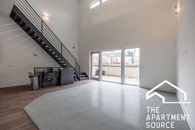 Building Photo - 1002 W Lake St