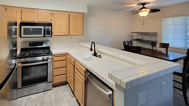 Building Photo - 1 bedroom end unit in La Costa
