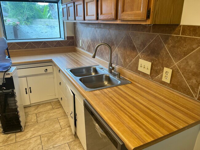 Cocina grande con horno y estufa nuevos - 7652 Haldor Pl