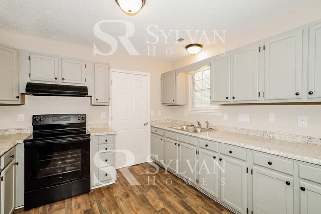 Building Photo - Cute, cozy and comfortable