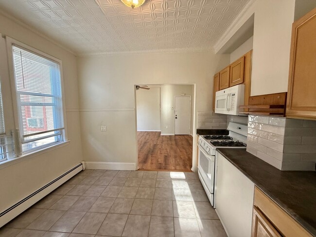 Building Photo - 419 7th St
