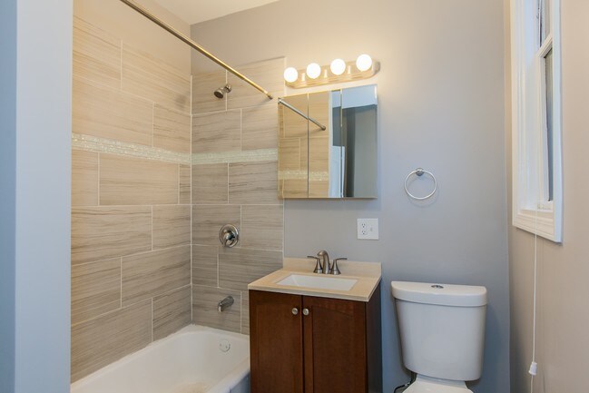 Interior Photo - 2245 W Shakespeare Ave