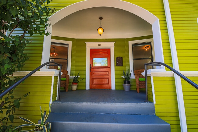 Building Photo - 136 N Ave 57