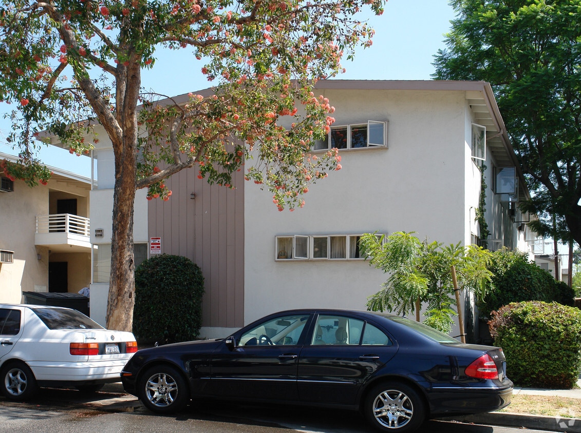 Building Photo - 910 N Sweetzer Ave