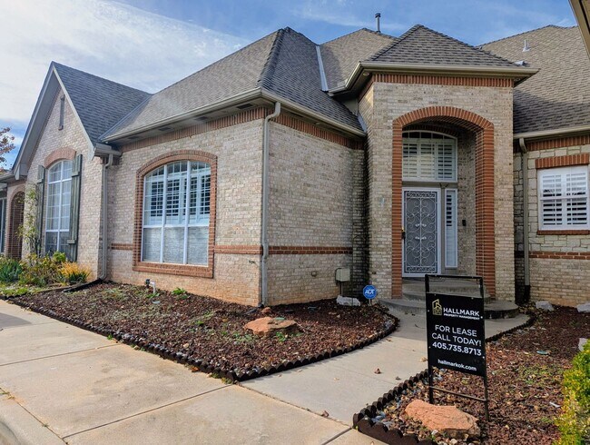 Building Photo - Stylish Townhome in Norman – Skylights, Courtyard & 2-Car Garage