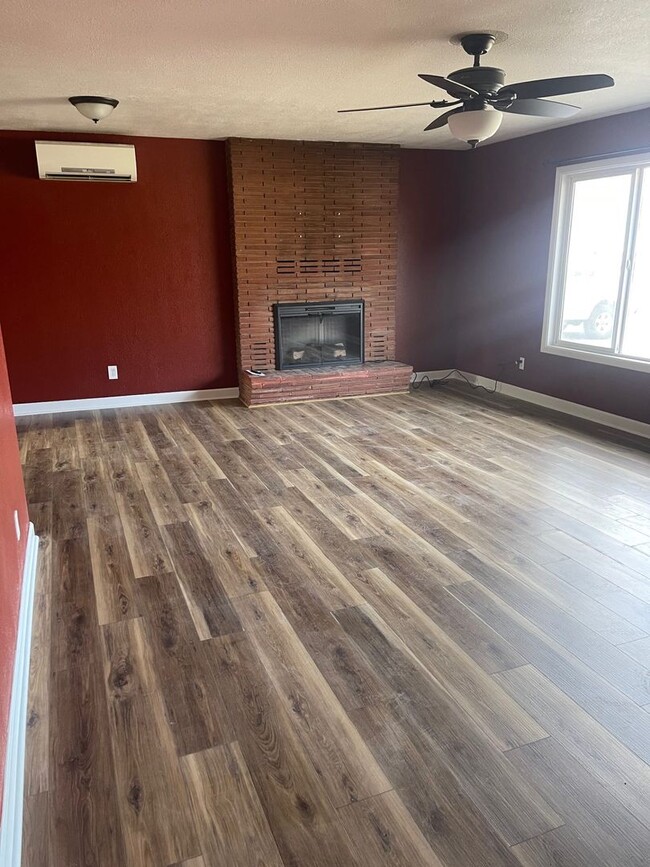 Building Photo - Beautiful 3 Bed 1.5 Bath House
