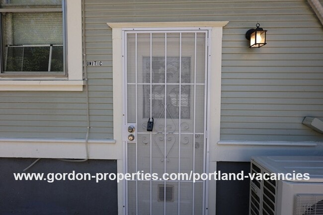 Building Photo - SE 88th Ave - 2 bedroom apartment with den...