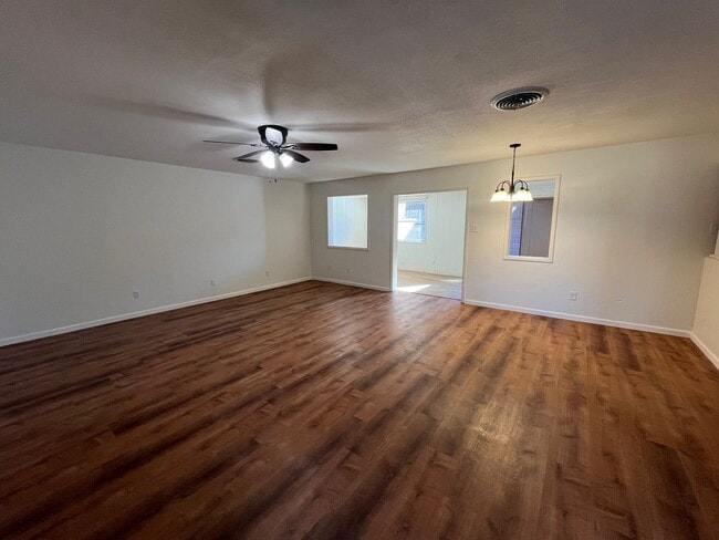 Building Photo - 2 Bedroom, 2 Bath Townhouse
