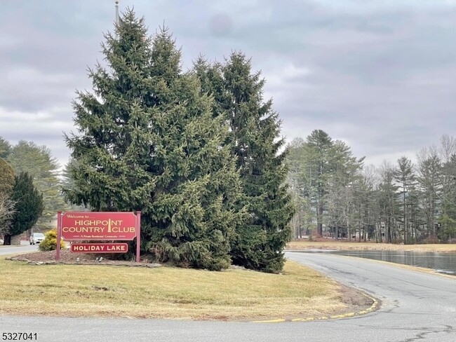 Building Photo - 207 Old Chimney Ridge Rd