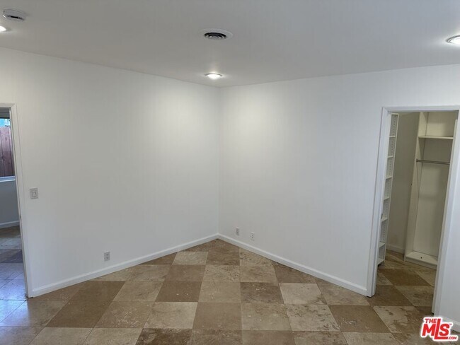 Foto del edificio - 2454 Penmar Ave