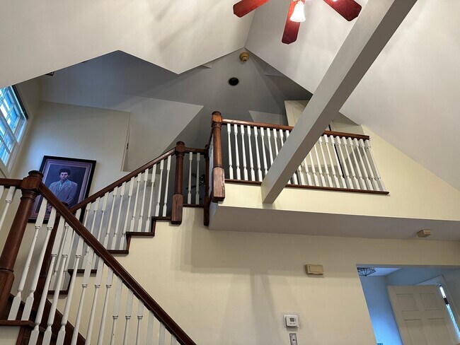 Escaleras que suben al dormitorio tipo loft - 1203 E 25th St