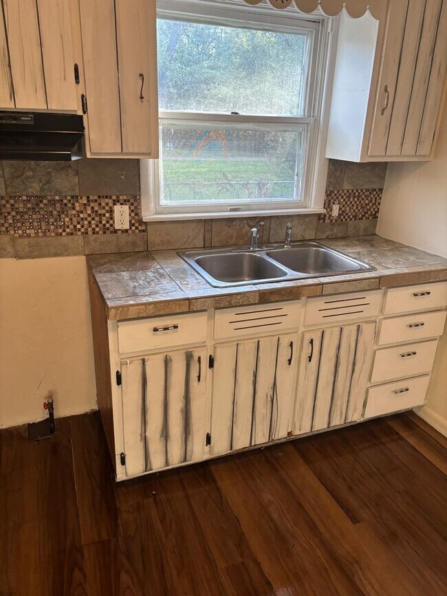 Building Photo - Cute 3 Bedroom house with detached 3 Car G...