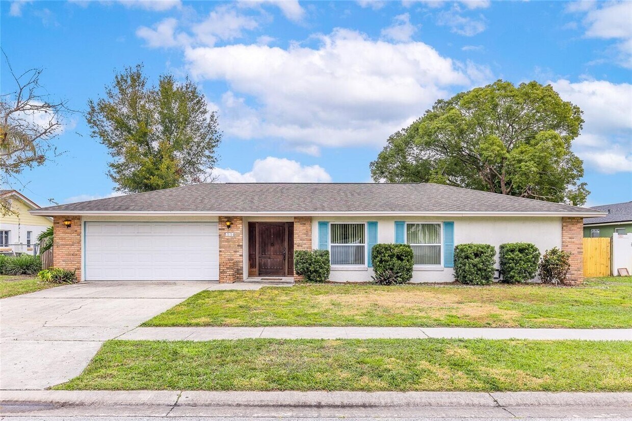 Foto principal - Lakefront Living in Longwood – Winsor Manor