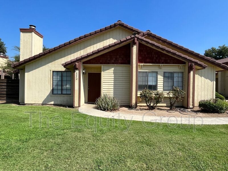 Primary Photo - 4220 W Cypress Ave