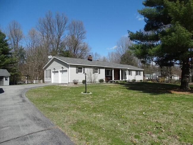 Building Photo - 537 Clifton Park Center Rd