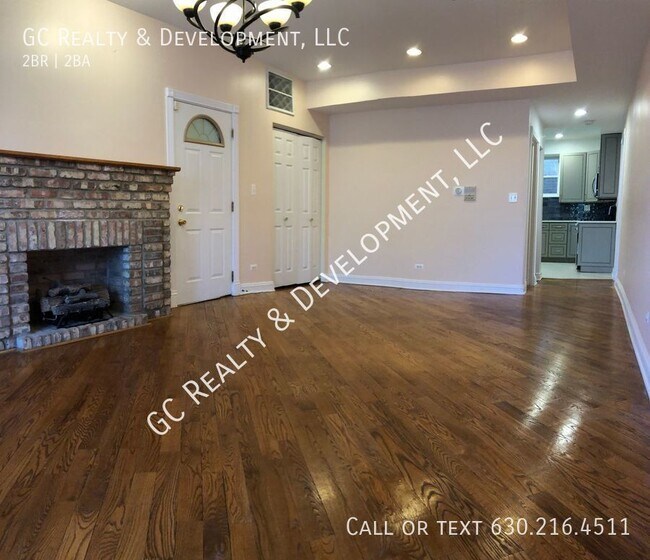 Building Photo - ***LOGAN SQUARE / 2 BDRM / 2 BTH / CENTRAL...