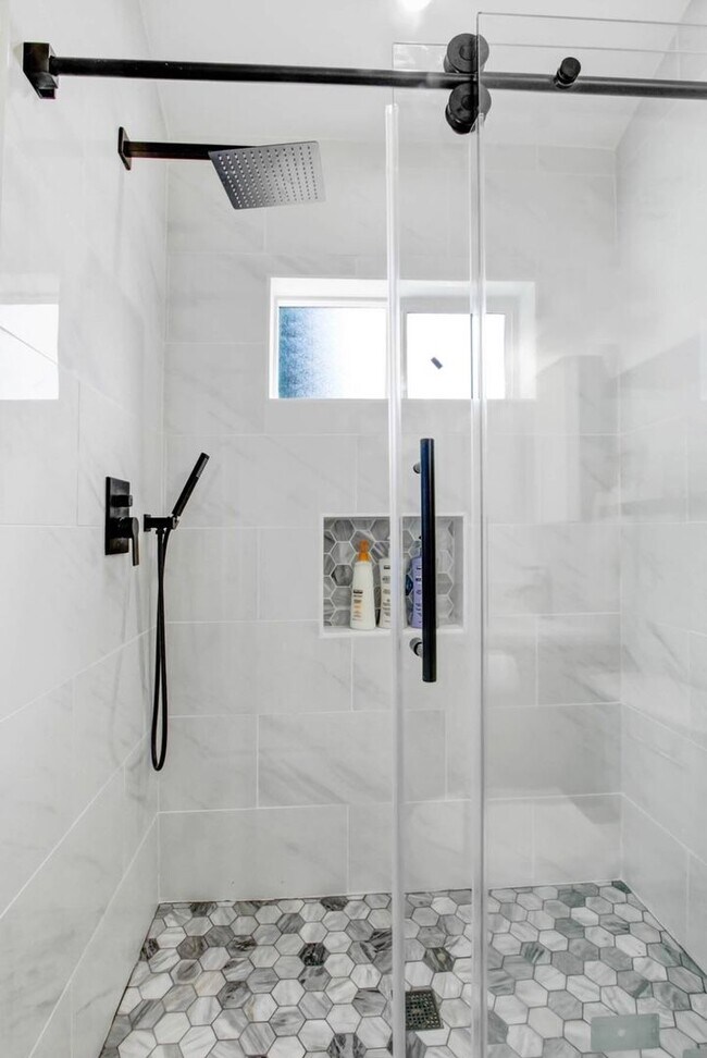 Foto del edificio - Studio - Available now w/ Utilities includ...