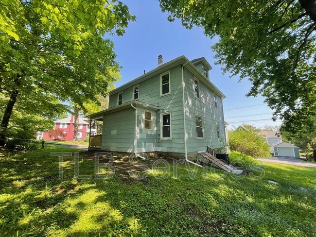 Building Photo - 402 Electric St